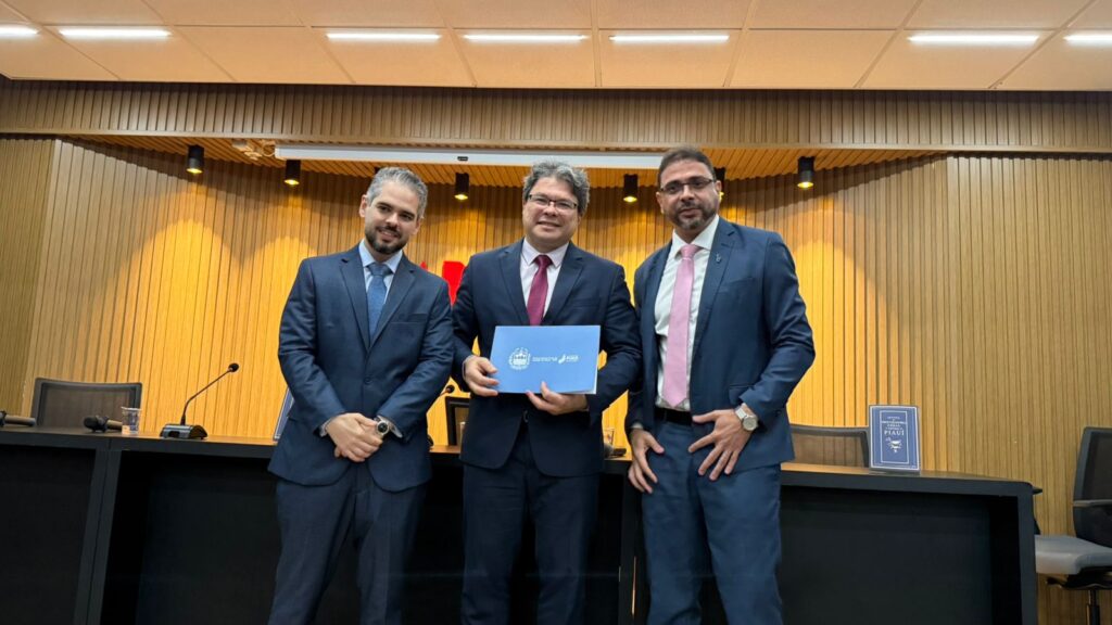 Procuradoria Geral do Estado do Piauí - Homenagem: PGE-PI entrega certificado a Procuradores e Procuradoras com mais de 25 anos de atuação na instituição